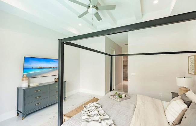 Luxurious Naples 4BR w Pool by Vanderbilt Beach - Photo 22