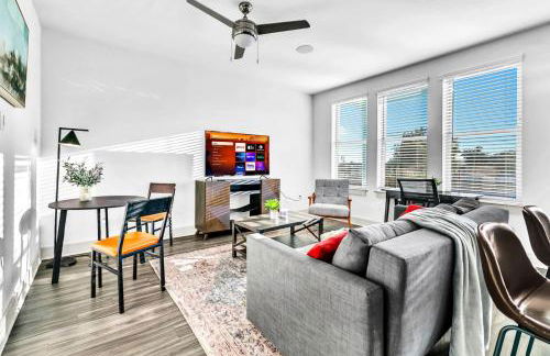 Bright 2BD 2BA Suite Gym and Pool City Center Stay - Foto 28