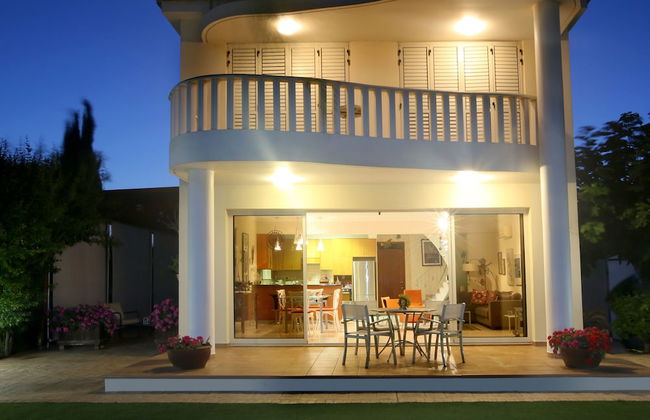 Larnaca Chelidonia Seafront Villa - Foto 1