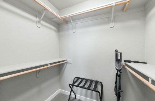 Designer Apt with Jacuzzi, Pool & Mountain Views - Foto 36