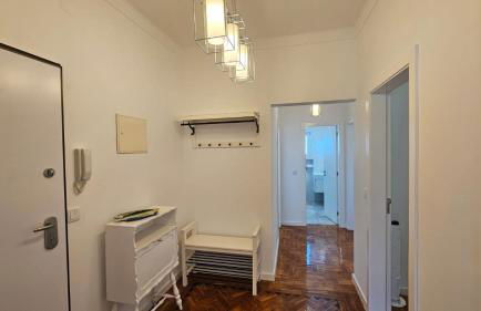 Almada Lisbon em frente dos transportes públicos - Foto 4