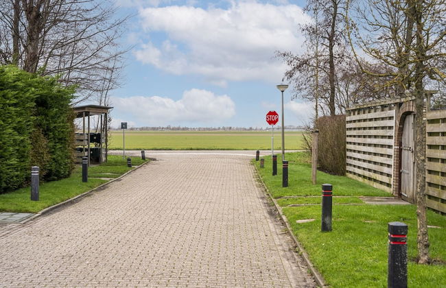 Stylish Holiday Home With Private Garden - Photo 36