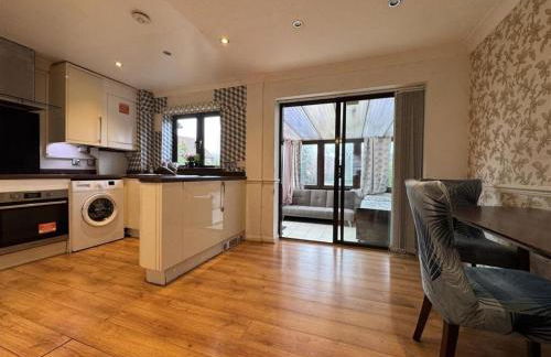 Olive, 3Bedrooms,1 extra Rm, Sleeps 9 with Garden, Free Parking in Grays, Lakeside, London - Foto 19