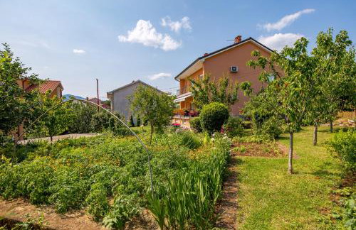 Apartment Flowers - Photo 39