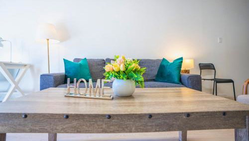 Central 3BR Home Steps from Castro St - Foto 1