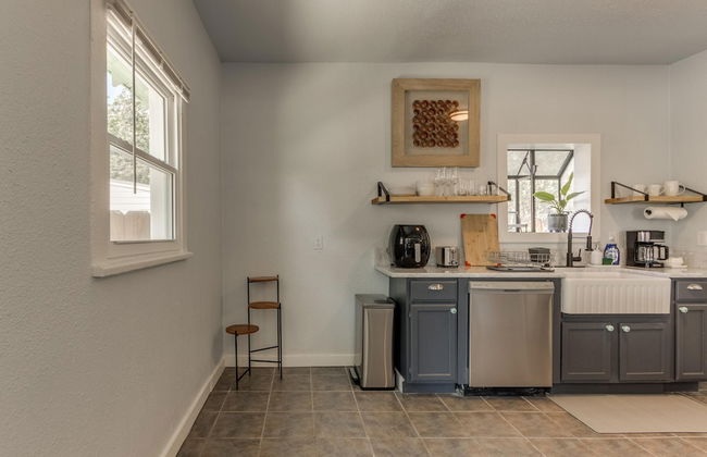 2BR Stylish Retreat in Midtown - Photo 16