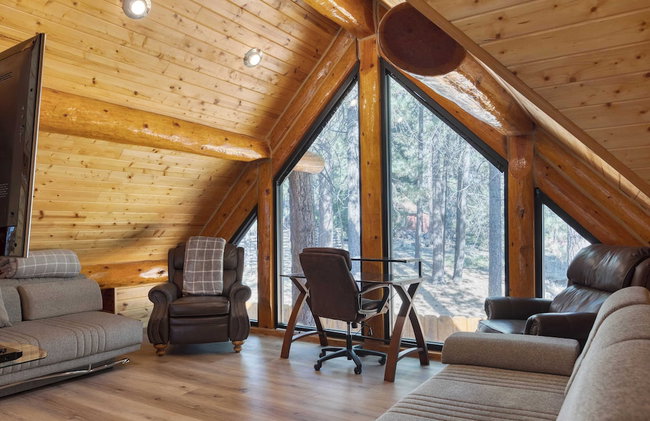 Pinetree Place by Avantstay Group Cabin w/ Hot Tub Minutes to the Lake - Photo 29
