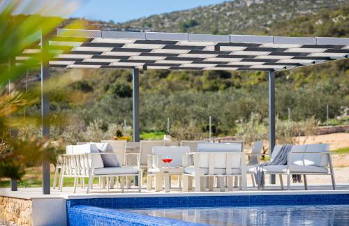 Luxury Villa Dolac near Split, airport, complete privacy, infinity heated pool - Photo 5