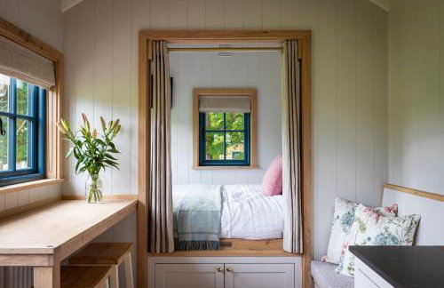 Oak Tree Shepherds Hut Chatsworth Estate - Photo 4
