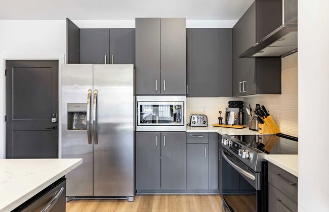 Sleeps 18 3 Modern Midtown Apartments w/ Gym + Pool Walkable to Shops & Eats - Foto 31