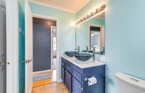 Riverfront Colonial Beach Home with Private Beach! - Foto 14