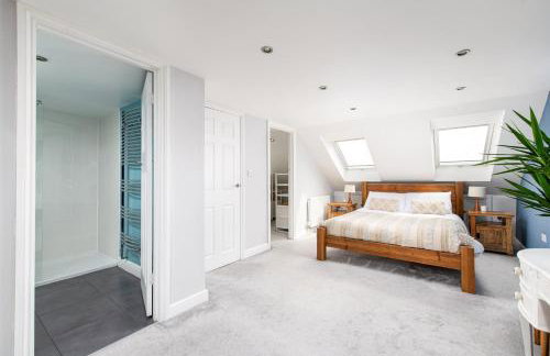 Charming Family Home with Stoves, Garden & Parking - Foto 27