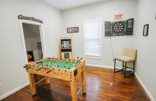 Fenced Yard and Patio W Grill plus Game Room - Foto 10