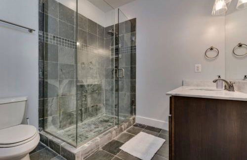 Luxe 2BD2BA Townhouse in Hip Area - Near Metro - Photo 10