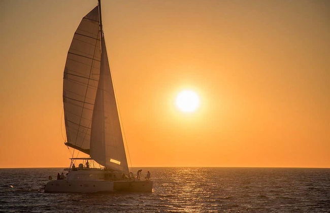 Paseo en catamarán por la Caldera de Santorini con comida - Foto 3