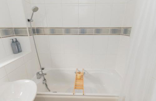 Stylish 2-Bed Apartment, City Centre Gem, 1 min walk to Train Station, Free parking - Foto 21