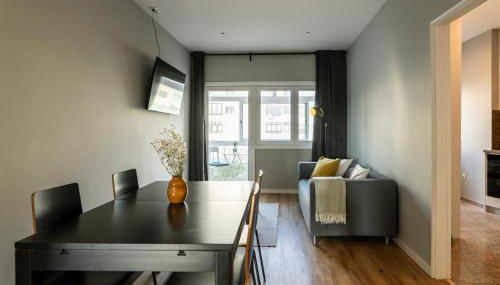 3BR Flat by Casa da Música, Central, Sleeps 6, E - Foto 1