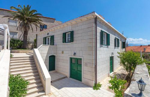 Your Family Oasis by the Sea Villa Mir Vami, heated pool - Photo 31