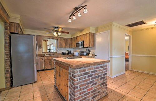 Grand Valrico Home with Deck, Fire Pit and Yard! - Foto 13