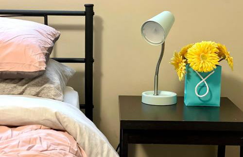 Designer Themed 4 Bedroom in Best Location with Patio and Fireplace - Foto 25