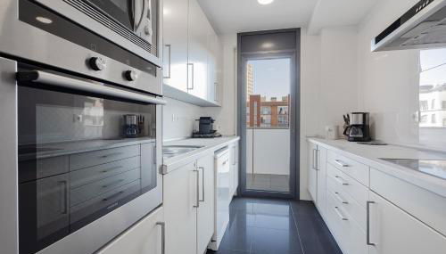 Quiet modern 2 bed apartment with Balcony, Pool and Free Parking - Foto 3