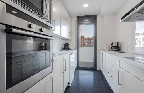 Quiet modern 2 bed apartment with Balcony, Pool and Free Parking - Foto 3