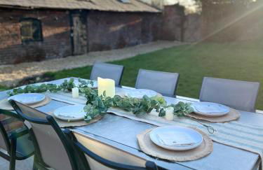 Quaint Georgian house with Parking & Huge Garden 10 mins walk from town - Photo 41