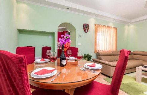 Nice Apartment In Garica With Wifi - Photo 17