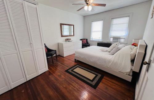 Charming 3 Bedroom Cottage Apartment in a Tudor-Style Home - Foto 16