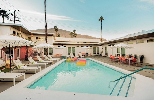 2 Rooms, Sleeps 8 Retro Hotel w/ Pool Wesley King Studio Buyout by Avantstay - Photo 62