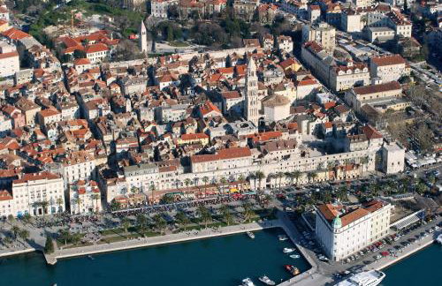 Spacious Apartment Center - Photo 55