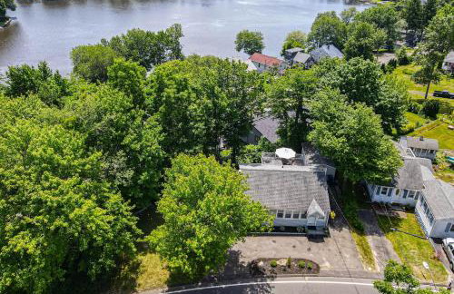 Modern Terryville Cottage with Deck and Lake View! - Foto 27