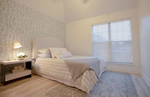 Spacious 4BR with Pool and Grill - Near Lakes and Harbor - Foto 5