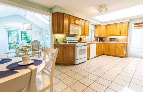 Spacious Home w Finished Game Room - Foto 10