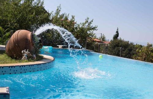 Tranquil Infinity Pool Getaway (private jacuzzi and steam bath, pool, garden, sea and city views) - Foto 12