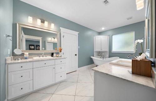 Luxury 5 BR 4 Bath, Hot Tub, Outdoor Kitchen, Across Street from Kyle Field! - Foto 14