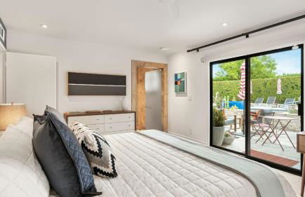 Design-forward Palm Springs home w saltwater pool lush yard multiple outdoor dining areas Casa Papagayo by AvantStay - Foto 26