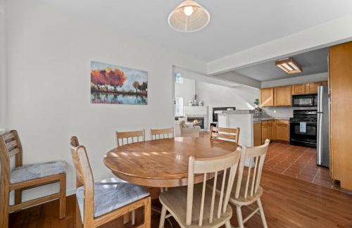 Golden View Townhouse - Walk to Downtown! - Photo 15