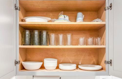 Modern and Comfy-2BR 2BA with pool access - ground floor, Near Outlets & Beaches - Foto 25