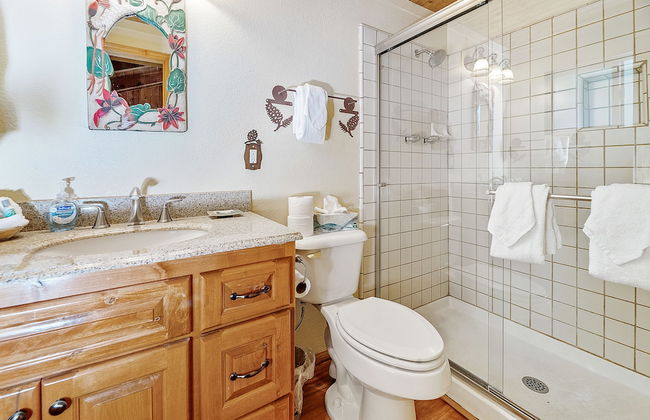 Catalina Retreat -Cozy mountain home in a tree filled neighborhood, plenty of games and a hot tub! - Foto 37