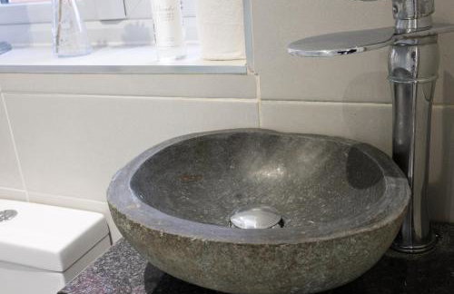 Award Winning Beautiful House in South Cambridge, 14-Min Drive to the City Centre, Free Parking, No Sofabeds, Sleeps 6 - Photo 17