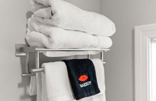 Steps to Beach Fully Renovated Sleeps 6 - Photo 23