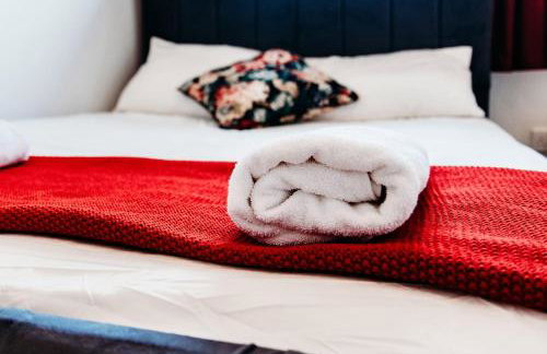 Sunny Beachside Apt with Free Parking - Foto 11