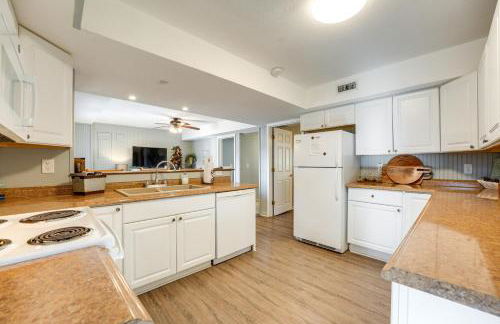 Lake Views and Community Perks Cape Fair Apartment! - Foto 10