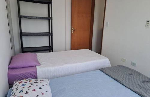 Apto aconchegante beira mar com ar no quarto - Foto 16