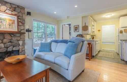 Little Stuga - Cute cozy cottage - minutes from downtown and Oval Beach! - Foto 8