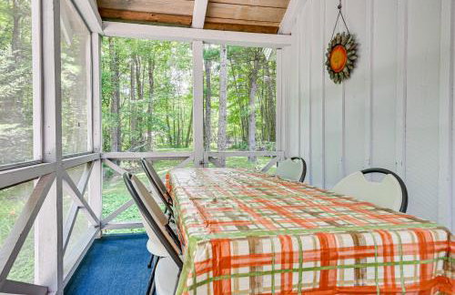 Becket Home with 3-Season Porch Walk to Lake Access - Foto 20