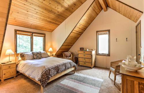 Riverside Winthrop Chalet with Hot Tub and 2 Decks! - Foto 13