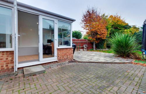 Pass the Keys Spacious and modern house with Free Parking - Photo 54