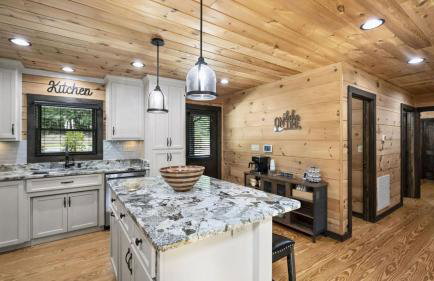 Waterfront 1-acre Private Dock, Hot Tub, Firepit Bankhead Lodge by Avantstay - Foto 34